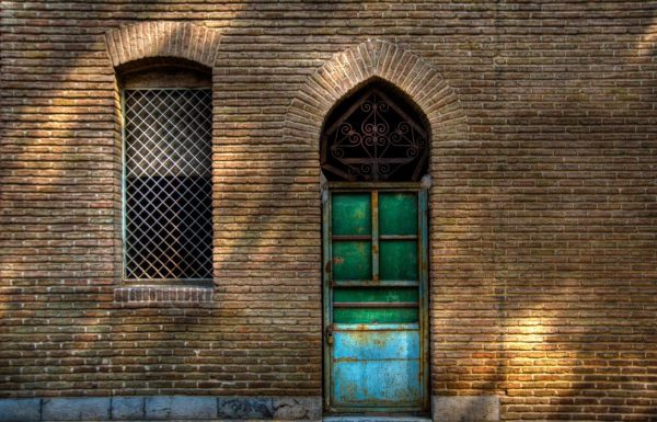 پوستر دیوار آجری سنتی ایرانی با درب و پنجره آهنی