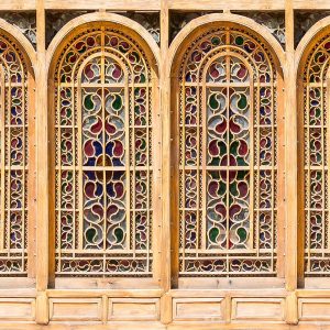 کاغذ دیواری سه بعدی پنجره چوبی سنتی ایرانی با شیشه های رنگی