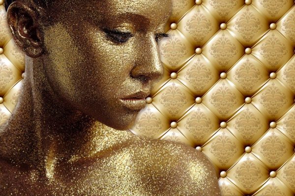 پوستر تصویر زن با چهره طلایی روی زمینه لمسه طلایی