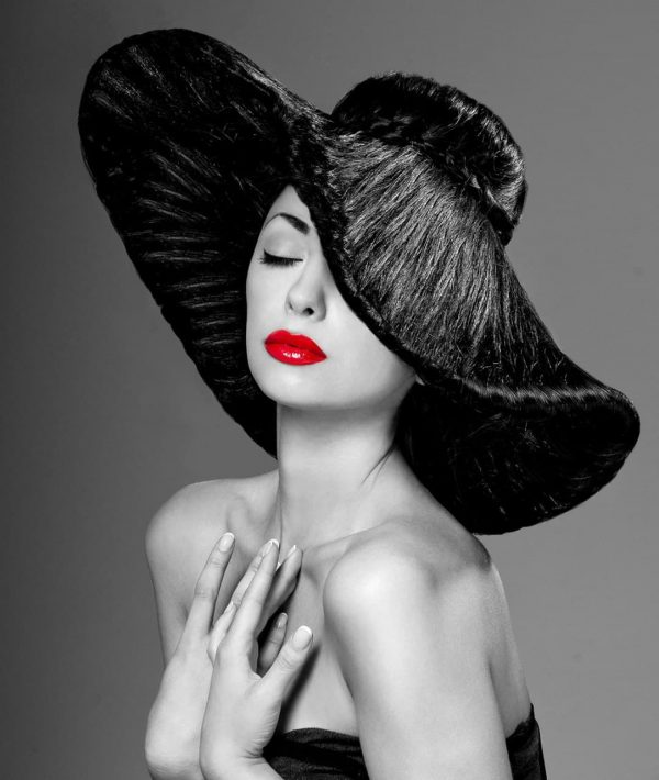 پوستر چهره زن سیاه و سفید با لب های قرمز و کلاه بزرگ
