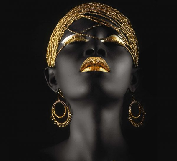 پوستر چهره زن سیاه پوست با آرایش و زیورآلات طلایی