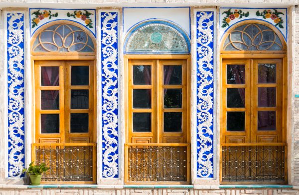 کاغذ دیواری پنجره چوبی ایرانی به همراه گچبری و کتیبه و حفاظ سنتی